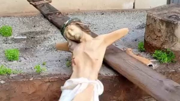 بأيادي سوداء... الصليب يهان ويكسّر في بيروت 