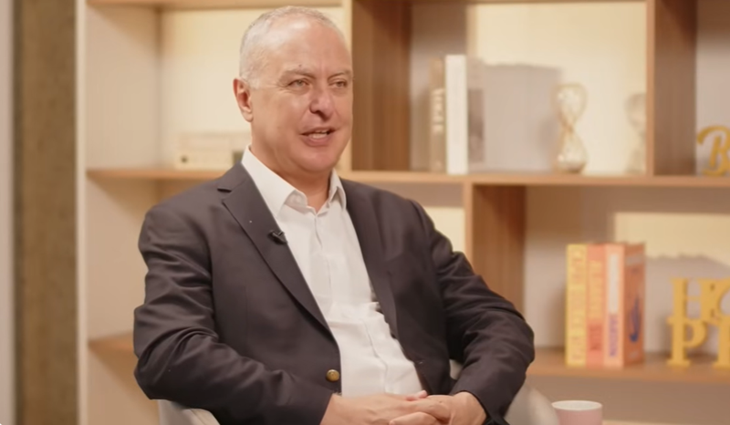 من غرفة العمليات إلى عالم السياسة.. ناجي حايك يتأثّر ويفتح دفاتر الماضي وشريط الذكريات