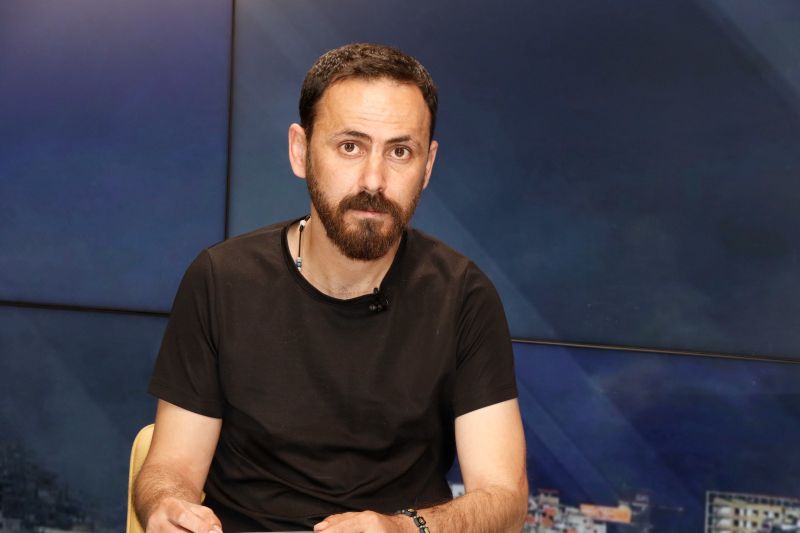 كاس ويسكي مع جندية إسرائيلية مش غلط- سأصلي على قبر شارون قبل كنيسة المهد- إسرائيل حمامة سلام!
 