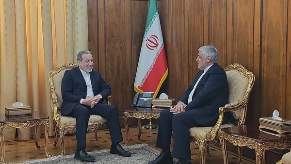 لبنان يطرد السفير الإيراني