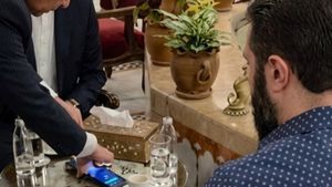 بعد سنوات من العقوبات والعزلة... الشــرع يخرج الـ"فيزا"!