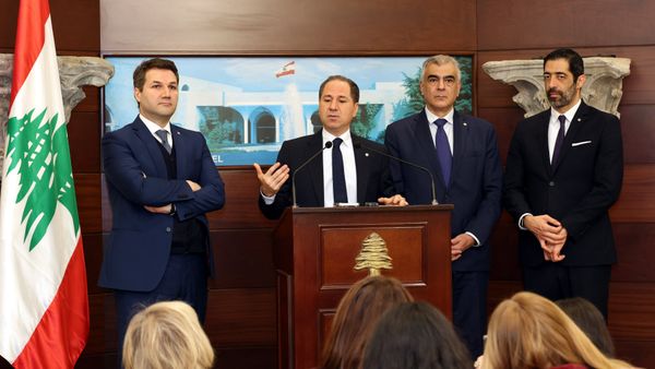 طرد السفير… ترحيب من الكتائب وصمت باسيل