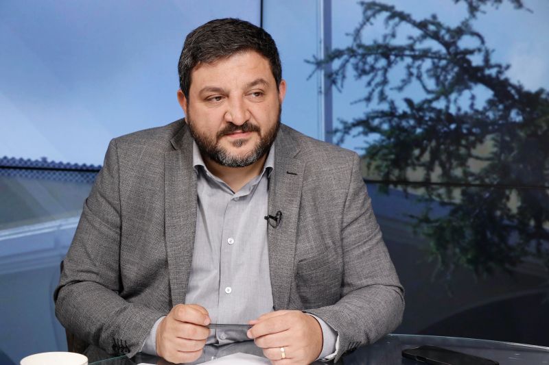 كلام خطير للشرع خلال أيام... رامي نعيم يكشف عن عملية "هروب جماعي" للسوريين ويرفع راية "السلام"!
