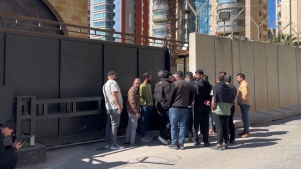 أزمة الحرب تتوسع.. مئات العراقيين عالقون