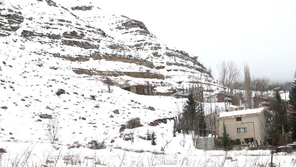 لبنان يرتدي الثوب الأبيض.. وينتظر العواصف