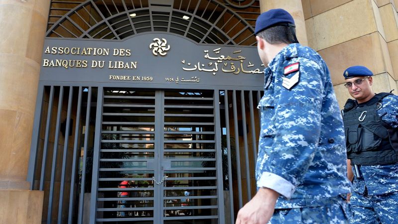 هي محطّتهم الأخيرة: موظّفو المصارف يتّجهون نحو الإضراب