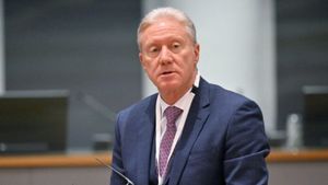 وزير القوات يثير علامات استفهام