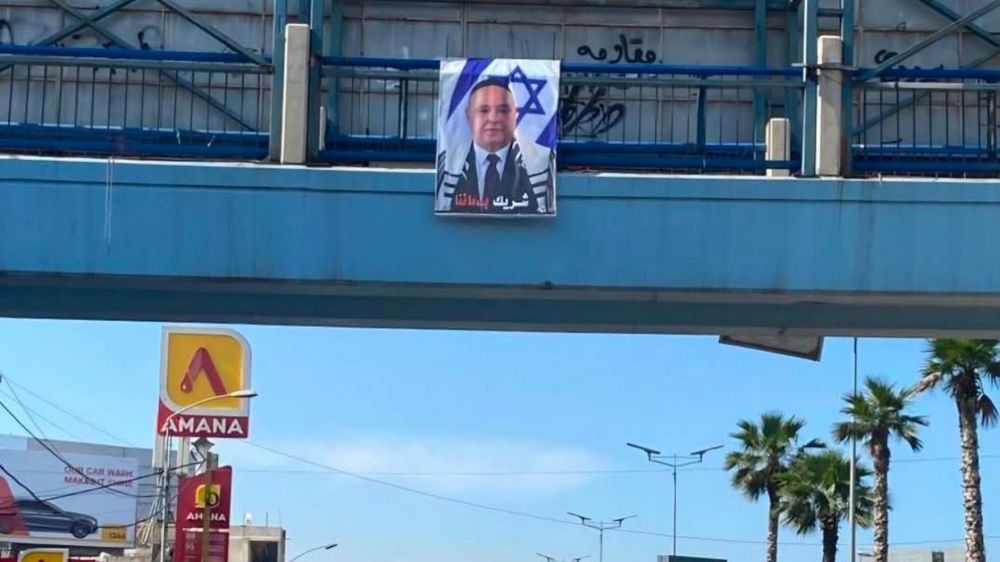  صورة للرئيس عون بخلفية اسرائيلية على طريق المطار.. ما القصة؟