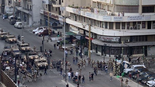 إشكال مع الجيش.. عين الرمانة تمنع إزالة أعلام