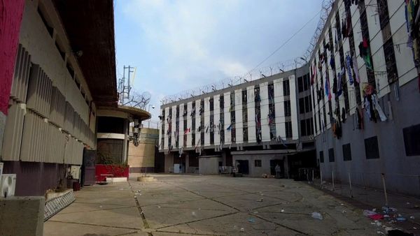 نيران الاحتجاج تلتهم عنابر رومية