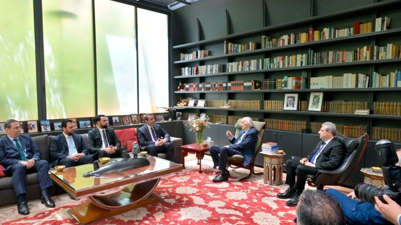 وساطة جنبلاط تفتح قناة بري–دمشق  