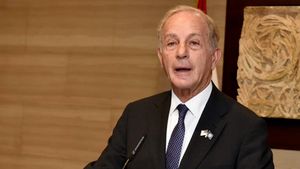 السفير يصدم الحاضرين: واشنطن تريد احتواء السلاح لا نزعه