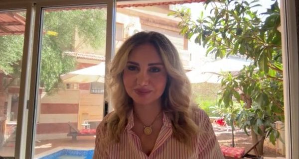 شحطوه المخابرات من الاستديو: مذيعة سورية بارزة تكشف فضائح 