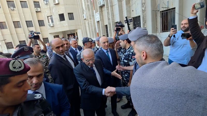 مواطنون من النبطية يواجهون سلام