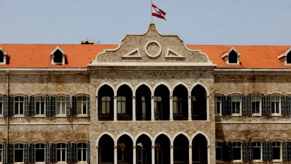 ضرائب الحكومة.. طعنةٌ في خاصرةِ الفقراء  