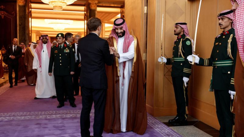 ماكرون يغادر الخليج محمّلا بالمكاسب... وقود لفرنسا ونفوذ
