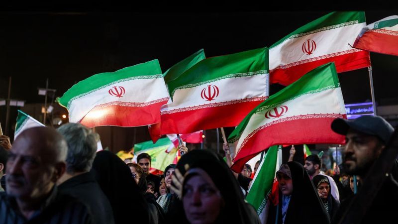 ترامب: إيران "تنهار كلياً"... وواشنطن تفتح جبهة العقوبات