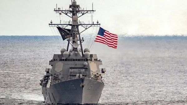 مدمرات واشنطن عبرت هرمز.. وطهران ترد بـ