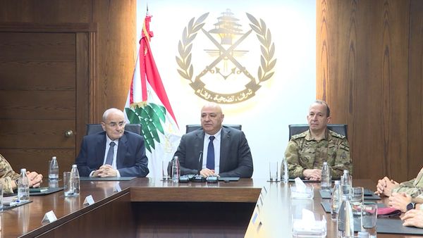 الجيش عنوان الشرف والوطنية... عون: أقف إلى جانبكم!