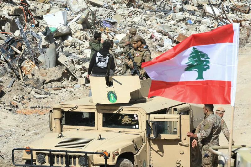صرخة مدوية تهز ضمائر اللبنانين... زوجة "عسكري" في كلام قاسٍ ومبكي: عايشين الذل والله!
