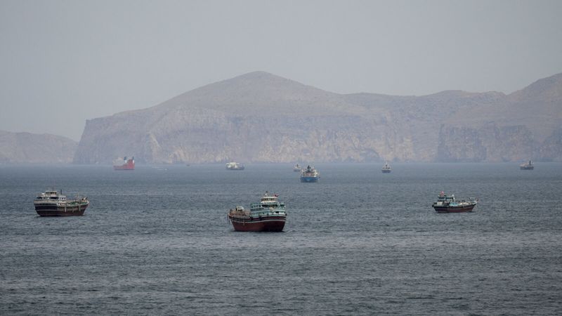 واشنطن تضغط... وايران تتحدى