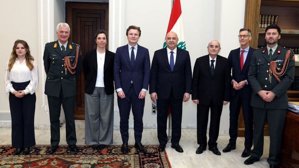 عون خلال لقائه بوزير الدفاع الهولندي: استقرار لبنان مصلحة اوروبية