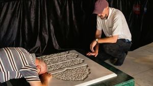 مشهد صادم: صحافي إسرائيلي في مدفن نصرالله 