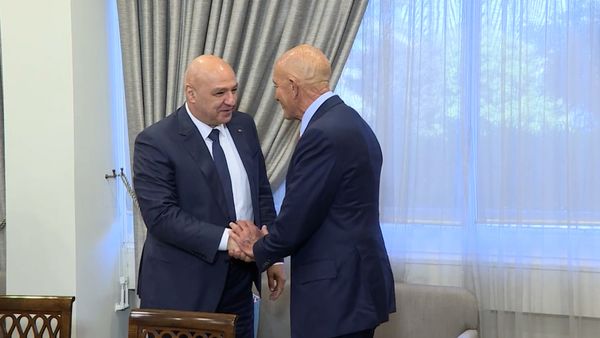 موضوع السلاح خارج حدود الزمان.. ولهجة برّاك تشتد