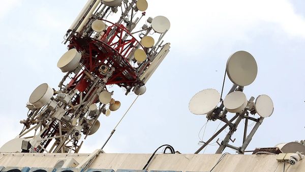 ملف الخلوي يفتح أبوابَ المحاسبة