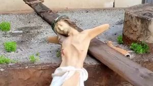 بأيادي سوداء... الصليب يهان ويكسّر في بيروت 