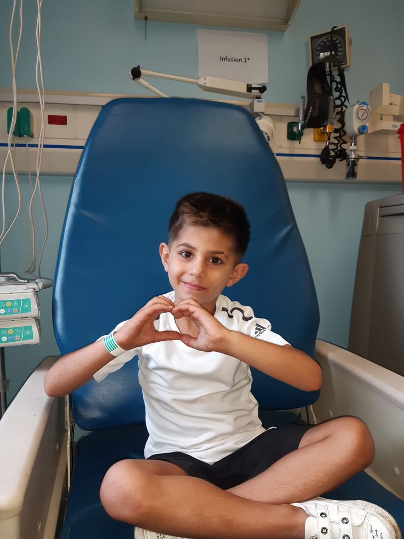 “السرطان ضعيف… وأنا أقوى منه"
