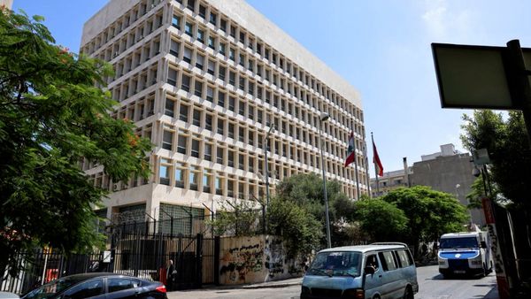 ودائع اللبنانيين عالقة.. ومن يتحمّل الفجوة المالية؟