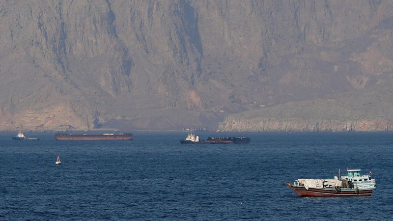 إيران تغلق هرمز بالكامل