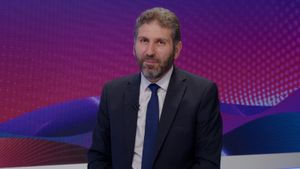 نائب التيار يفتح النار على الحكومة ويوجه دعوة عاجلة إلى الحزب.. مبدأ "سفير بسمنة وسفير بزيت" مرفوض!
