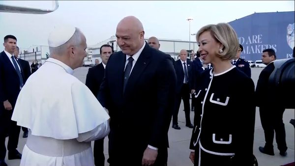 في زيارة تاريخية عنوانها السلام.. عون والسيدة الأولى يستقبلان البابا