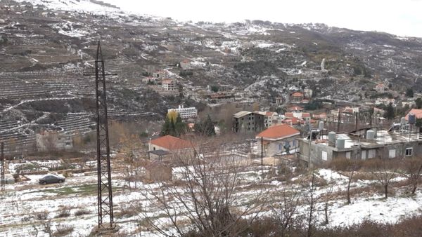 لبنان يكتسي اللون الأبيض