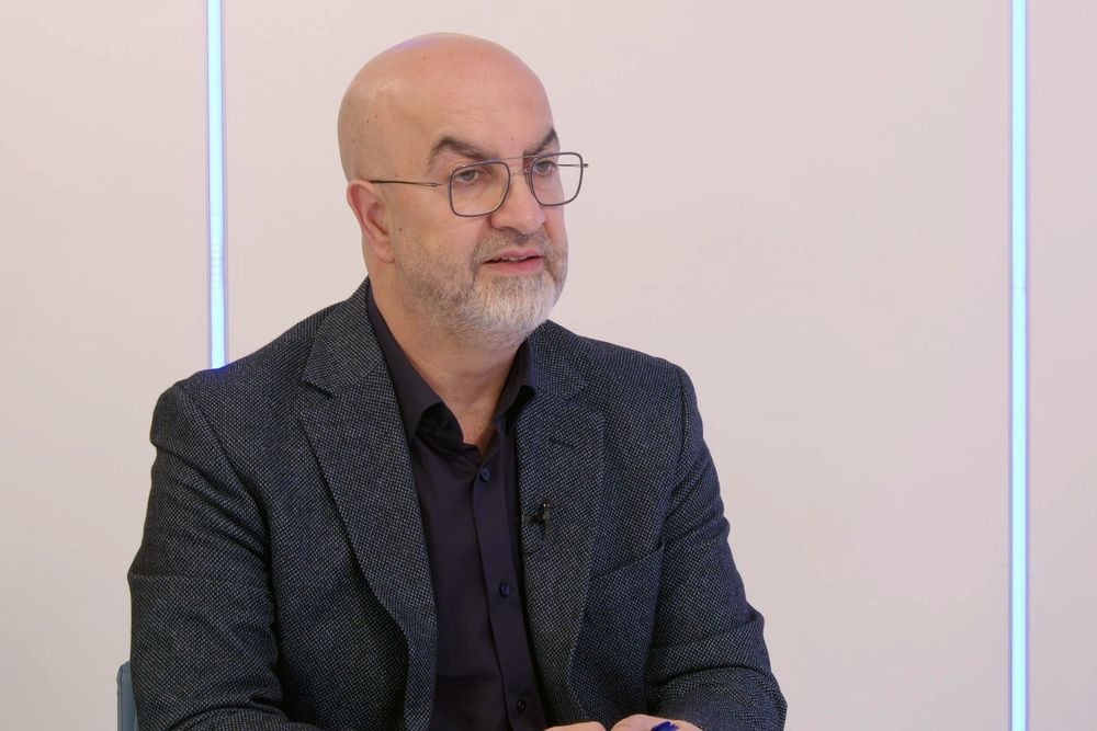 طوني أبي نجم يعلن المفاجأة: لا مؤتمر للجيش في باريس،نجاح لافت لزيارة القائد وهواجس من ثأر الشرع