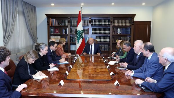 ما الذي تحمله رسالة ماكرون إلى عون؟