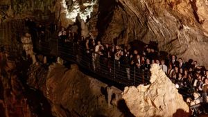 طنة ورنة داخل مغارة جعيتا!