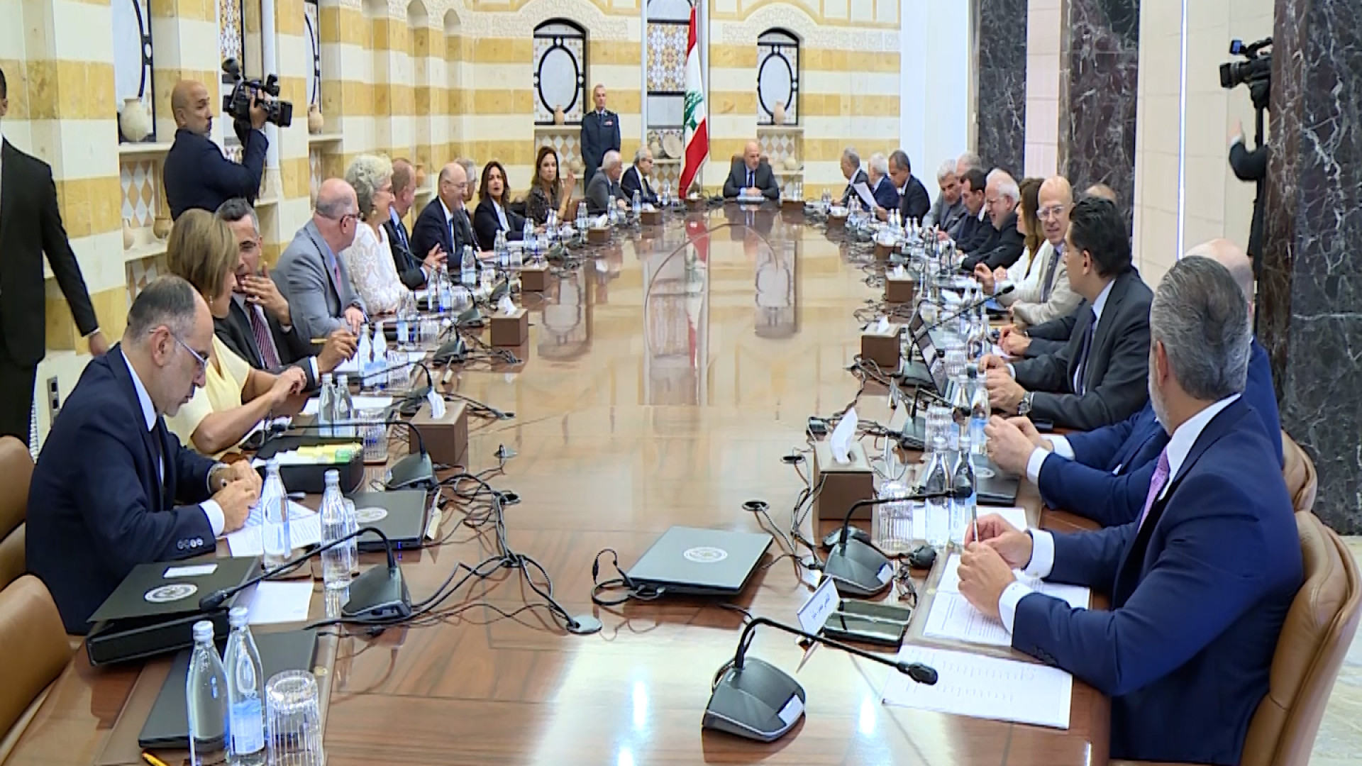 هل ينسحب وزراء الثنائي من الجلسة؟