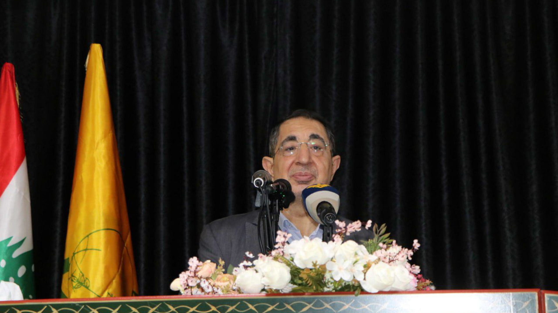 الحاج حسن يستهزئ من 