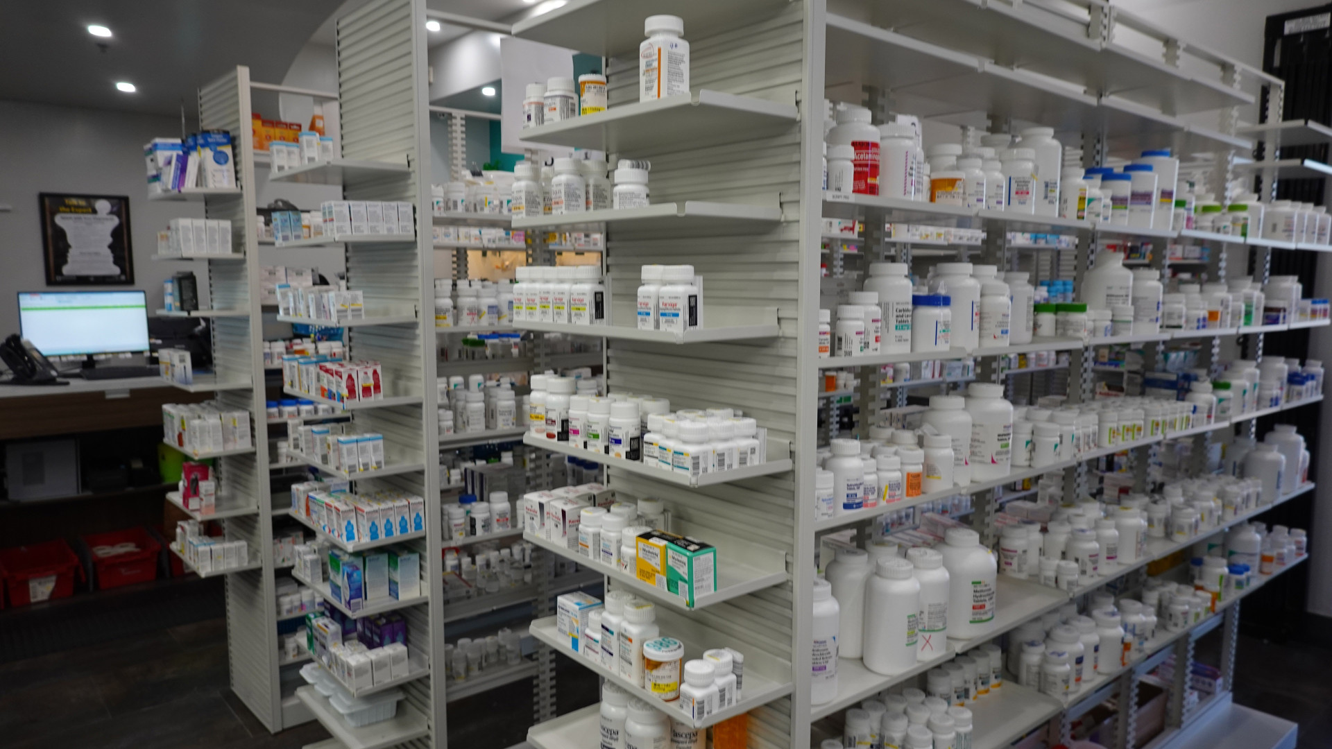 شبكة الأدوية المزوّرة.. خيوط تمتد من المختبر إلى السياسة