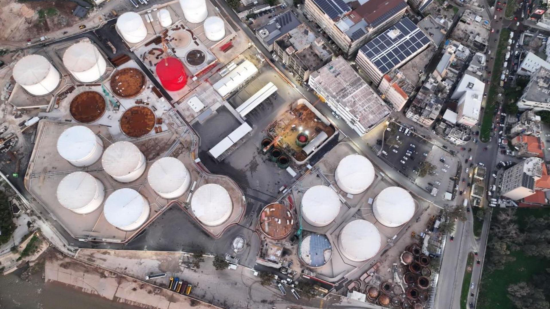 برج حمود فوق فوهة بركان