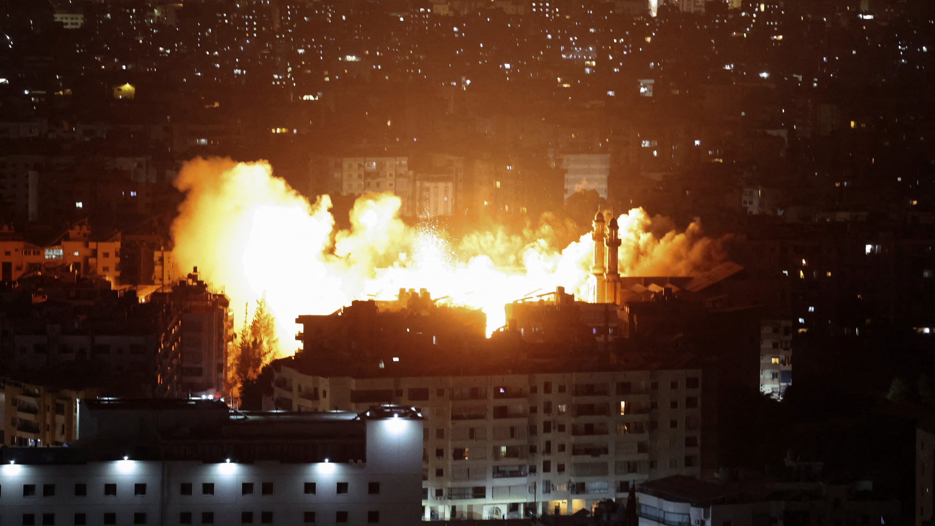 الضاحية بينَ غاراتِ الجوِ وقذائفِ البحر