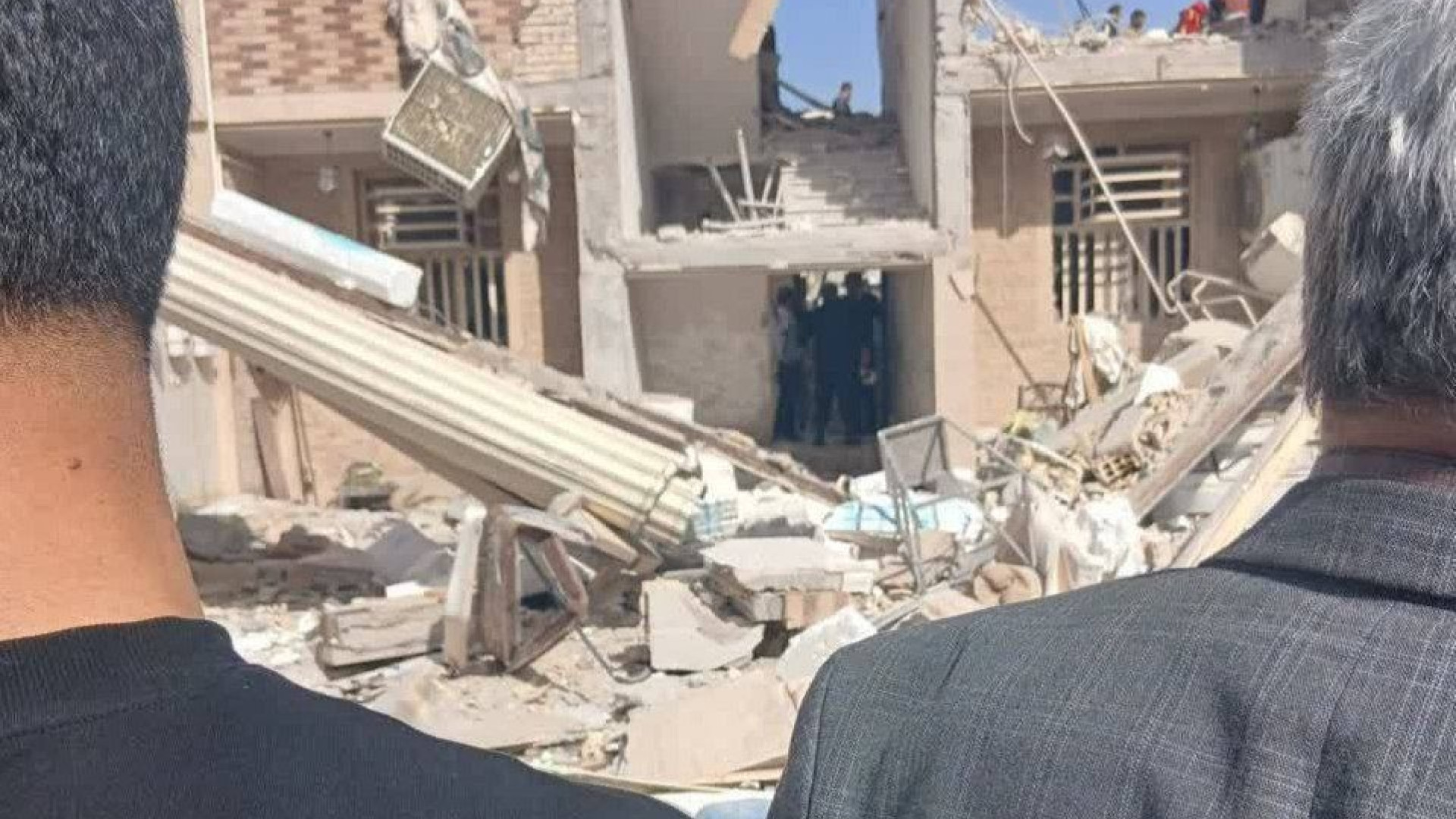 إيران تحت وطأة 