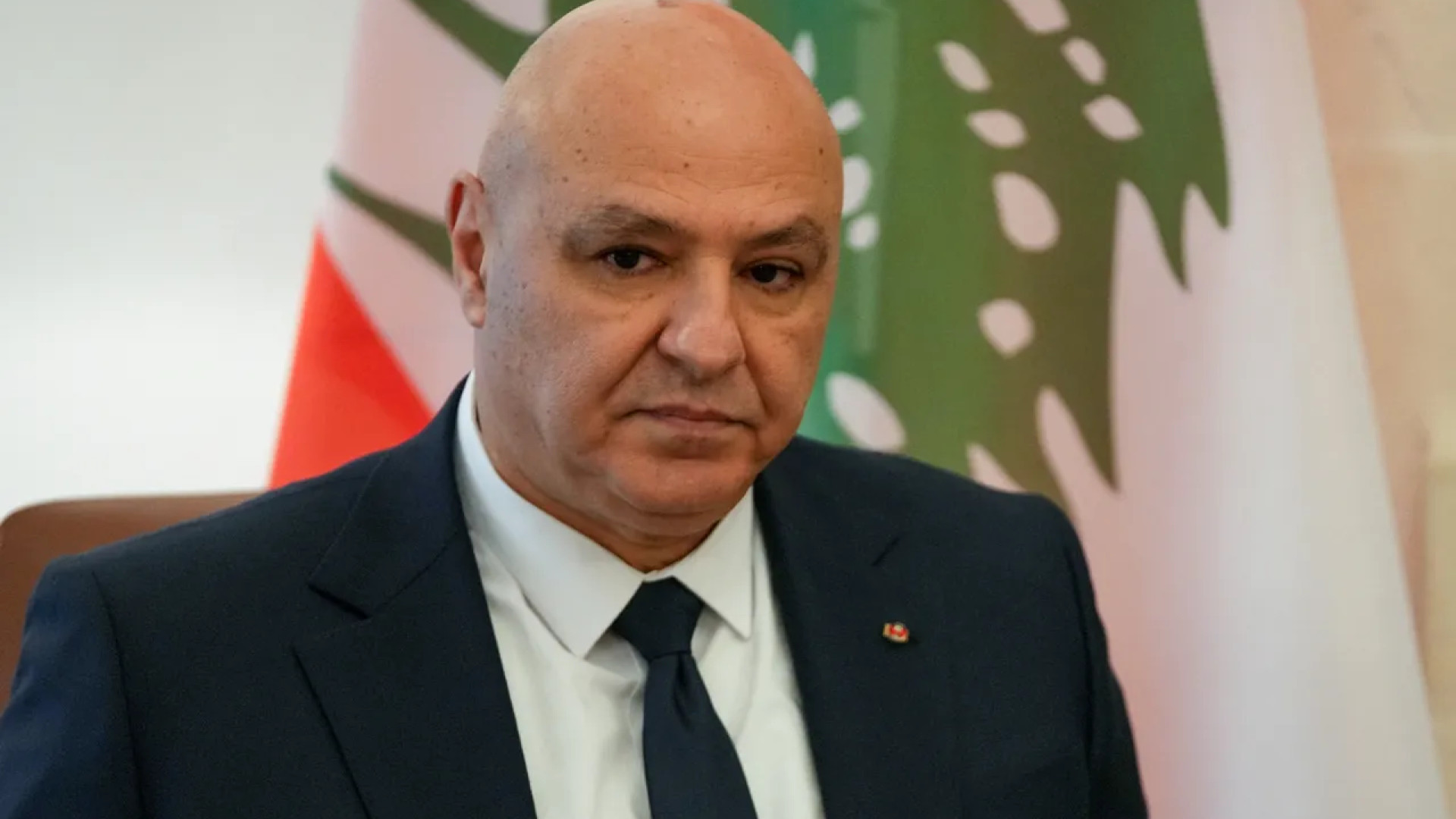 اتصالات لإنقاذ لبنان من 'فكيّ كماشة' الحرب