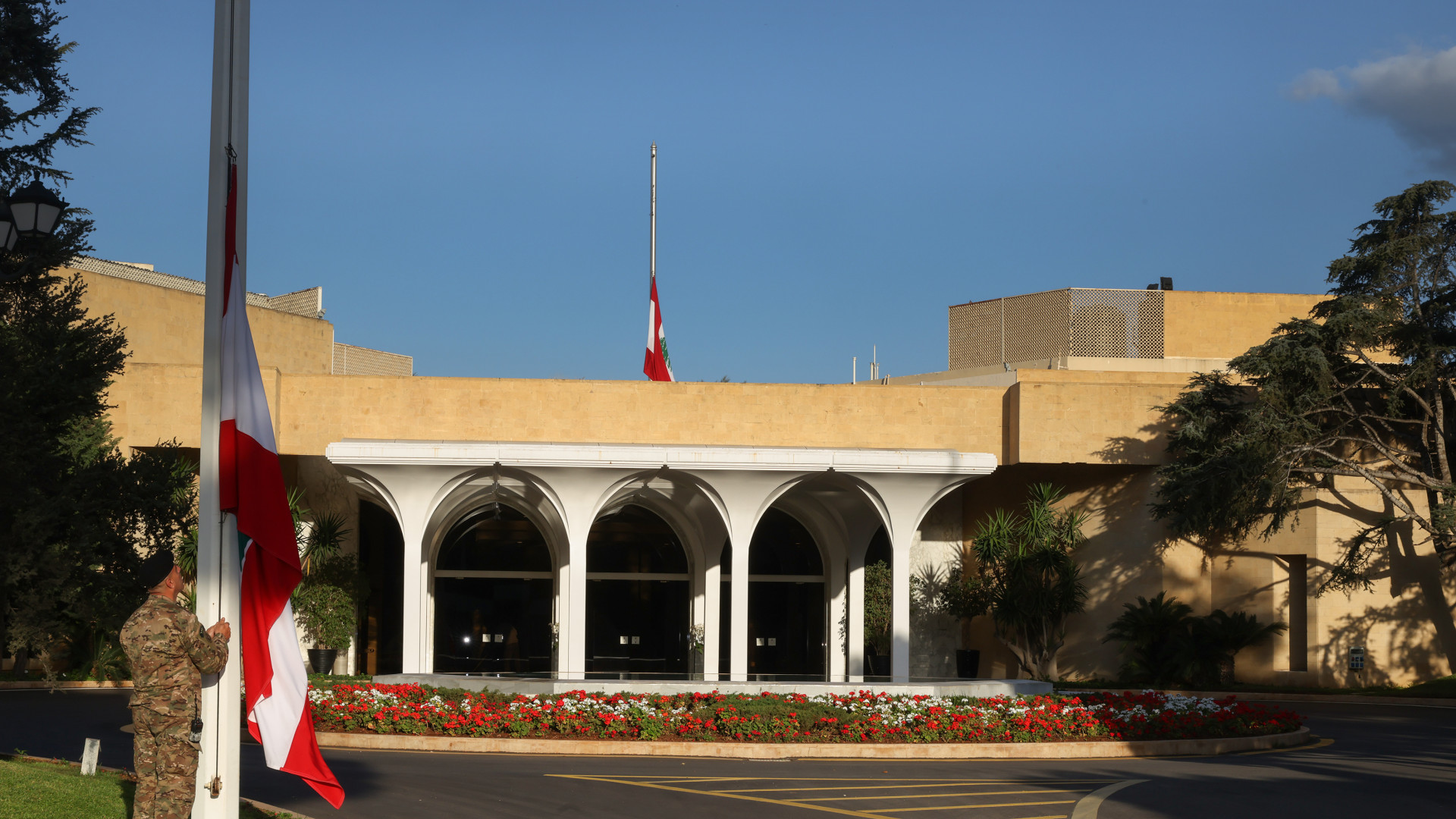 بعد الأربعاء الأسود... بعبدا تُنكّس الأعلام