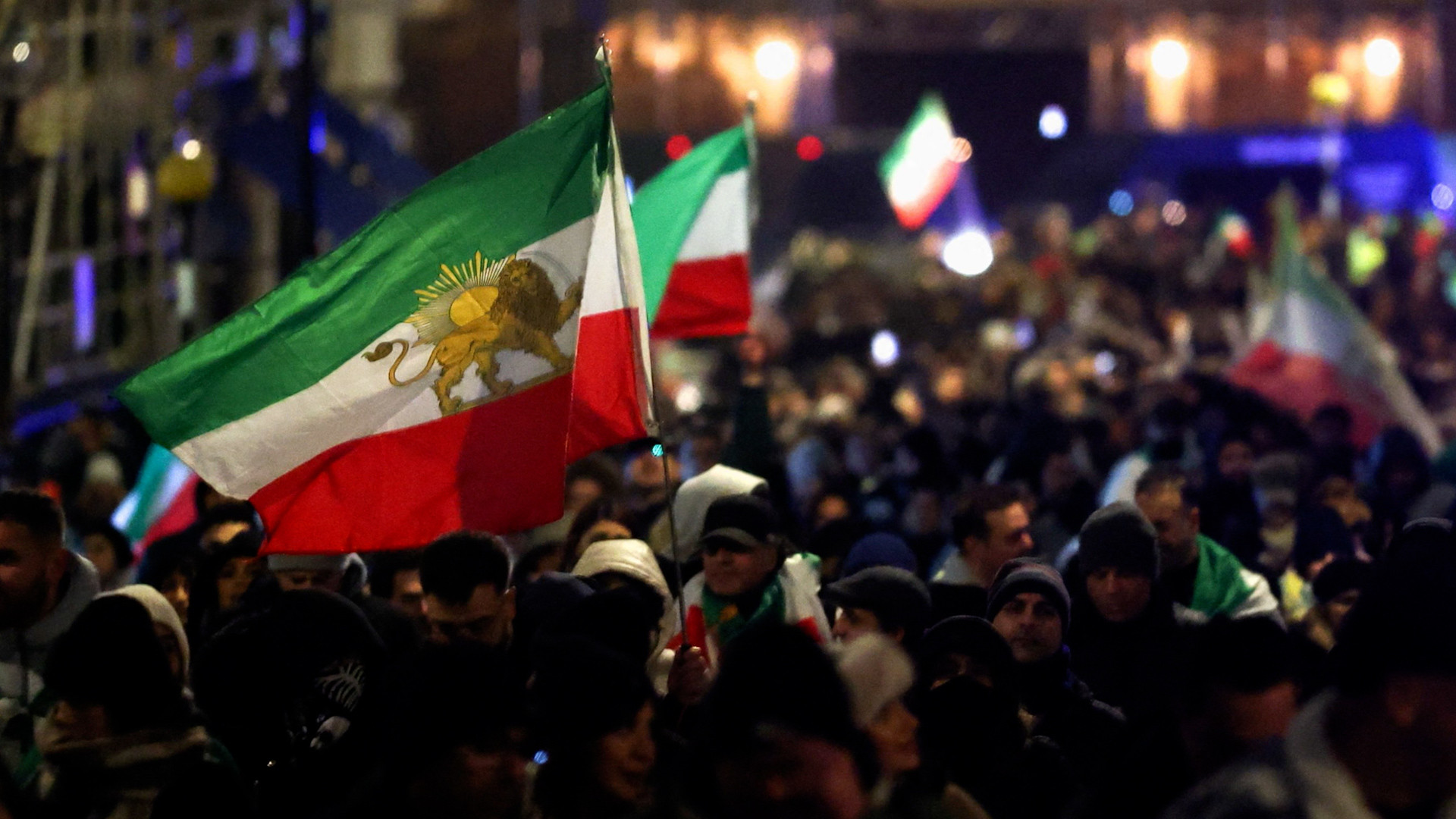 ترامب يرمي طوق النجاة للإيرانيين