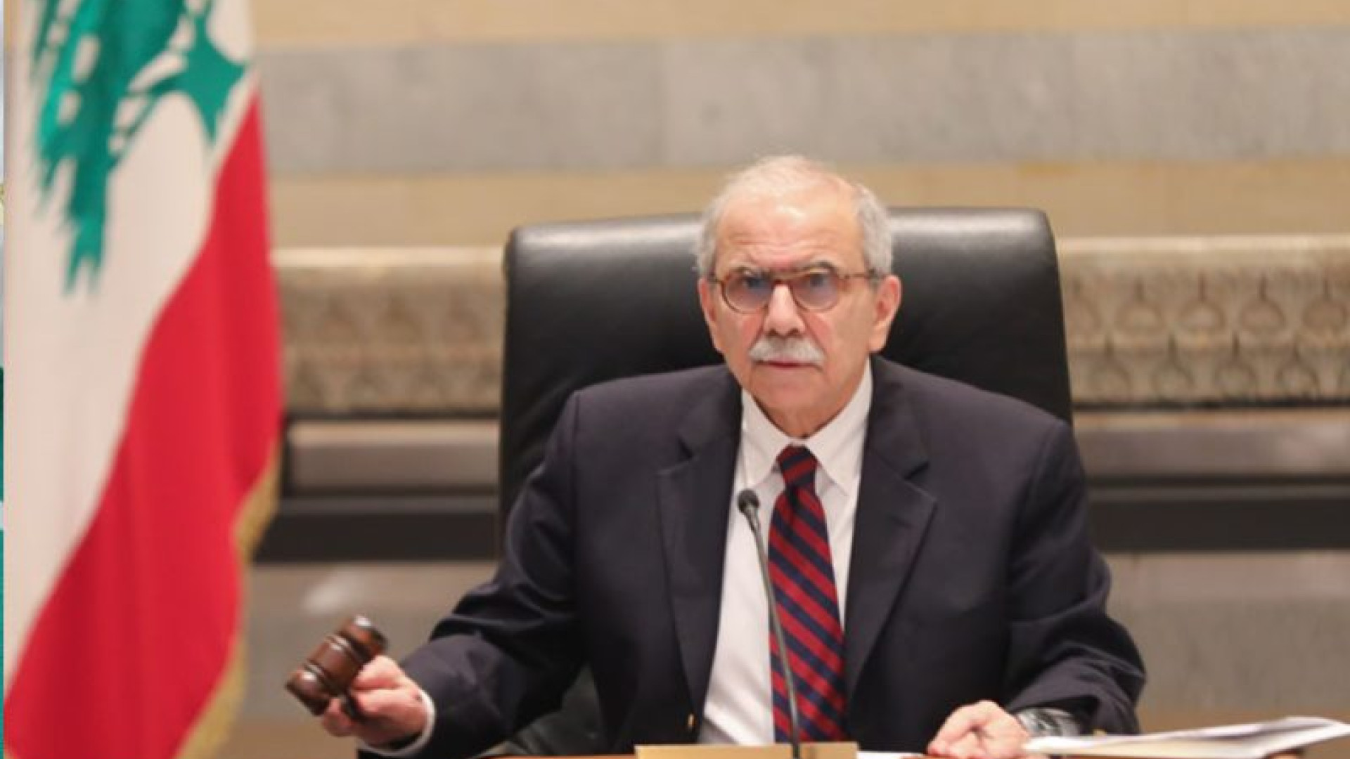 سلام يزرع رايةَ الدولة