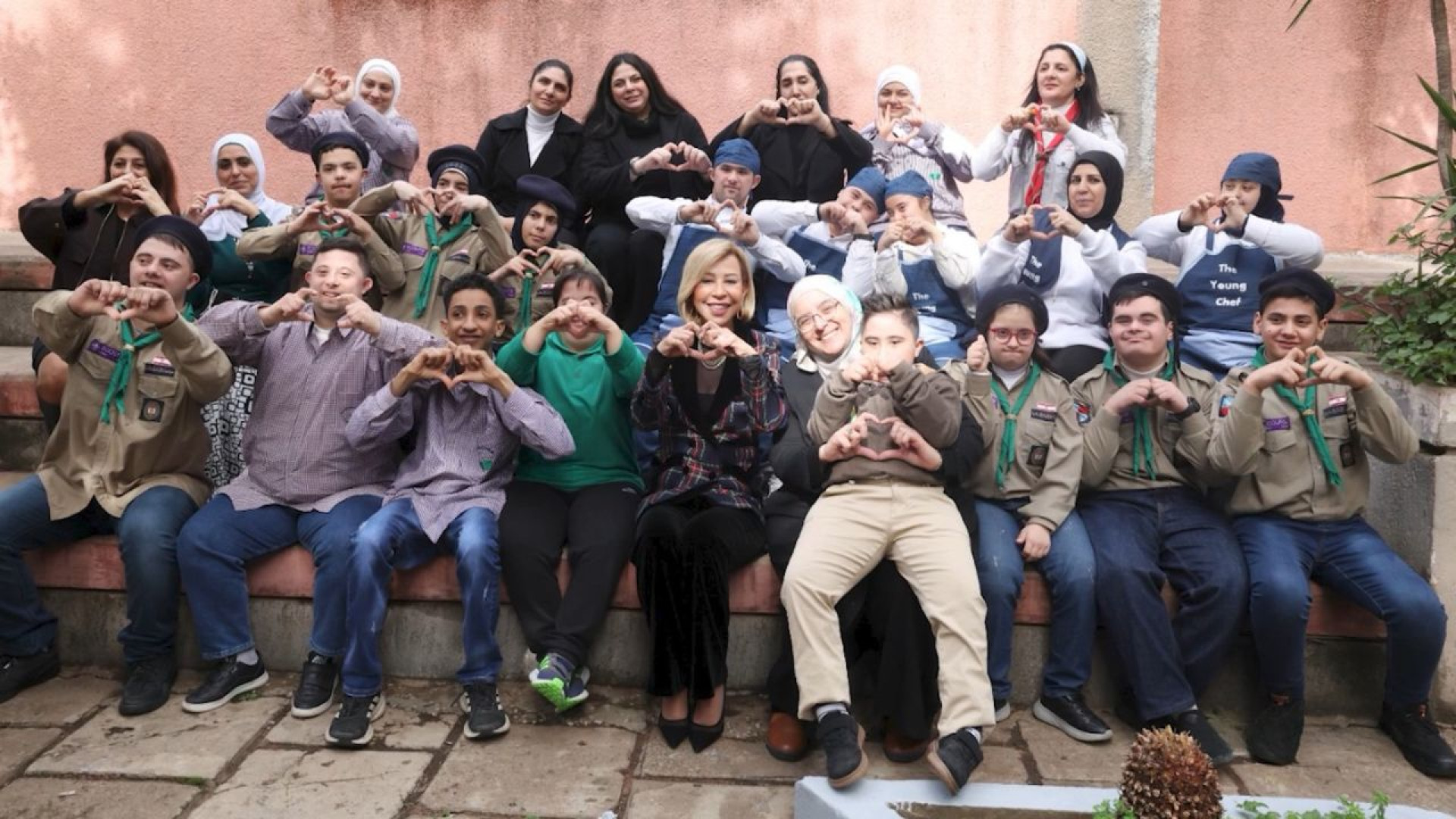 السيدة الأولى تتفقّد دار الأيتام الاسلامية...